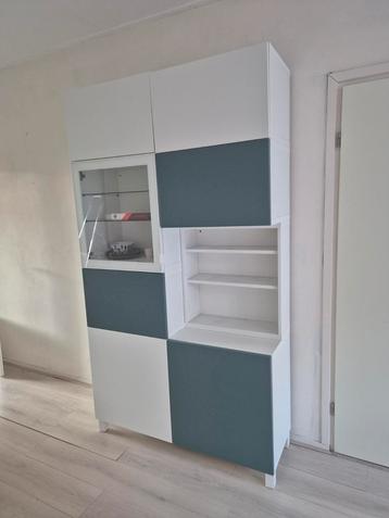 Besta vitrinekast (Ikea) blauw, wit, glas