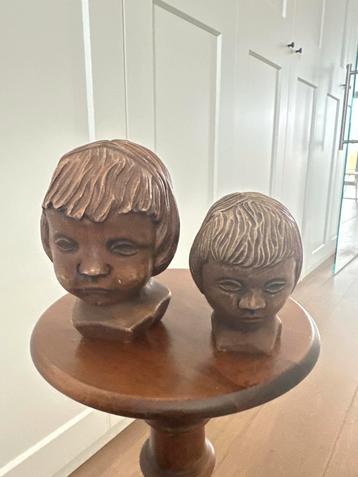 Twee vintage bustes van kinderen beschikbaar voor biedingen