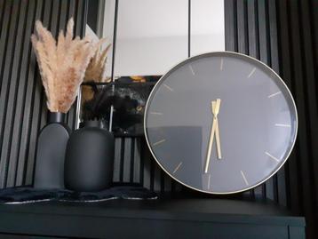 Grote wandklok 50cm beschikbaar voor biedingen