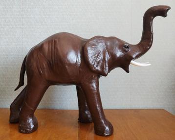 Vintage Lederen Olifant beschikbaar voor biedingen