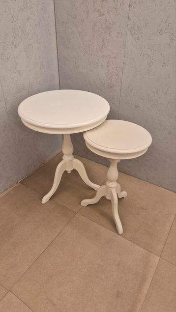 2 witte houten bijzettafels. Klassiek, landelijke stijl