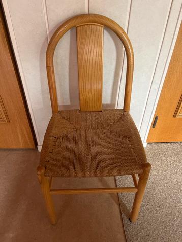 5 Houten stoelen met rieten zitting beschikbaar voor biedingen