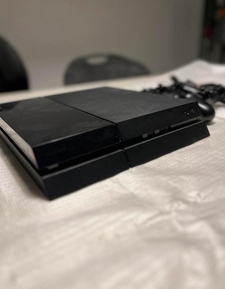 Playstation 4 met 2 controllers + FIFA 19, Spelcomputers en Games, Spelcomputers | Sony PlayStation 4, Gebruikt, Original, 500 GB