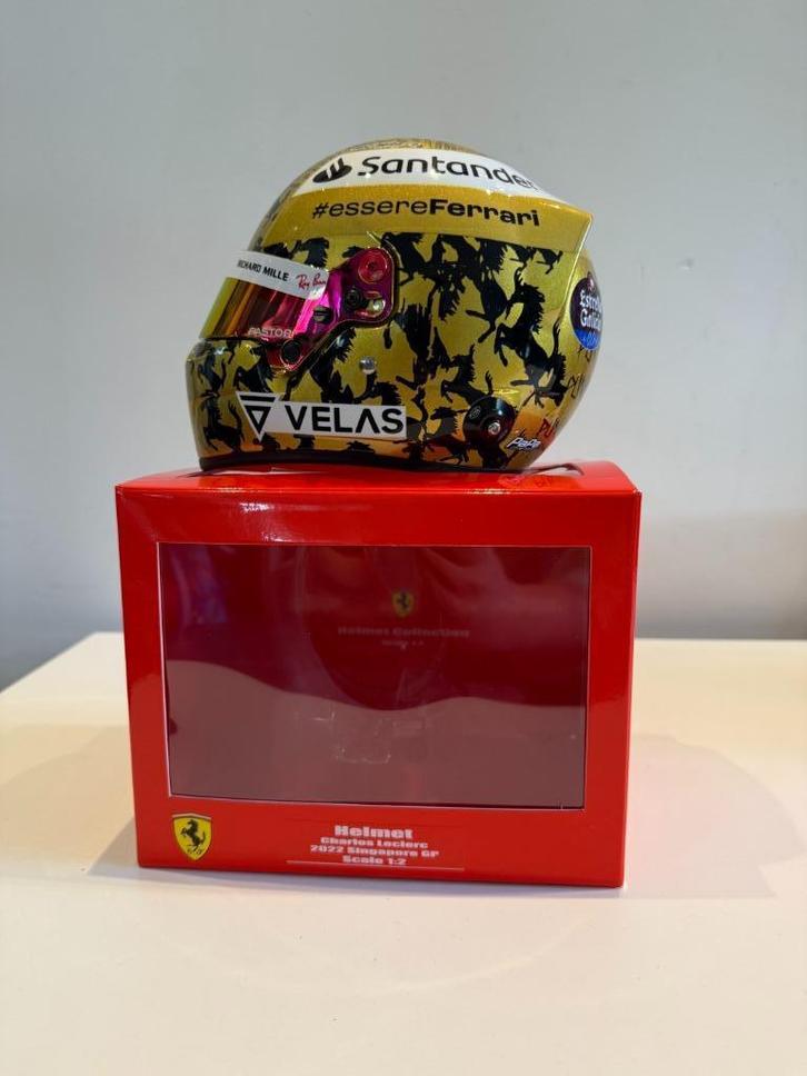 Charles Leclerc 1/2 helm Singapore 2022 Ferrari F1, Verzamelen, Automerken, Motoren en Formule 1, Nieuw, Formule 1, Ophalen of Verzenden