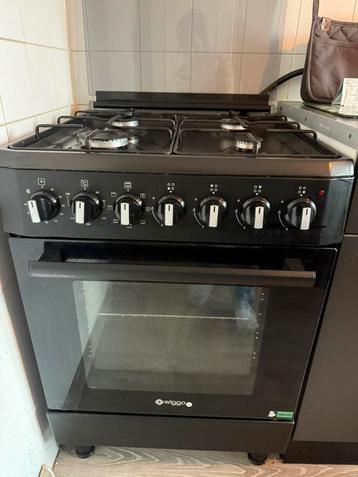 Zwart fornuis + oven beschikbaar voor biedingen