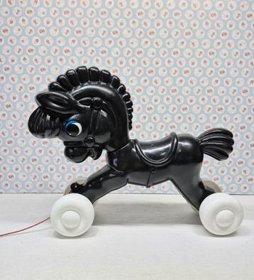 Retro paard,  speelgoed paardje beschikbaar voor biedingen