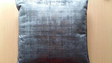 Kussens van zwart glanzende stof met verweerde look. 45x45cm beschikbaar voor biedingen