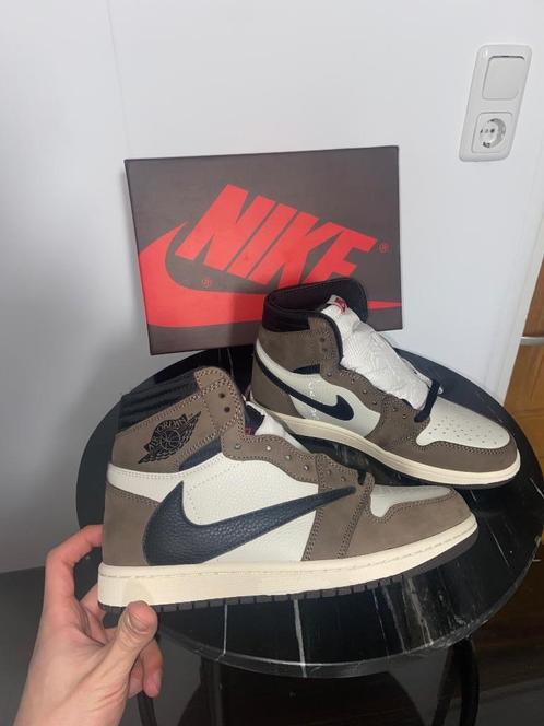 Jordan 1 high Travis Scott ‘Mocha’ - Maat 40 - Nieuw, Kleding | Heren, Schoenen, Nieuw, Sneakers of Gympen, Bruin, Verzenden