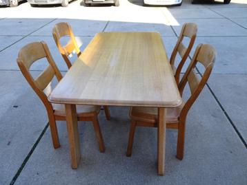 tafel met 4 stoelen beschikbaar voor biedingen