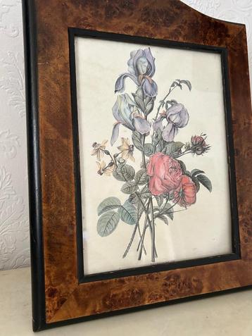 Een charmant  brocante  noten houten sleutel kastje  beschikbaar voor biedingen