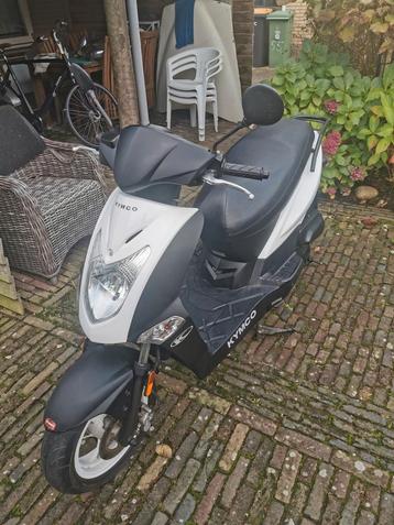 Mooie Kymco scooter lage km stand beurtje gehad nieuwe accu beschikbaar voor biedingen