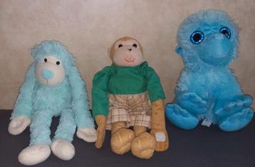 3 apenknuffels, 2 van vroeger met klitteband om te hangen. beschikbaar voor biedingen