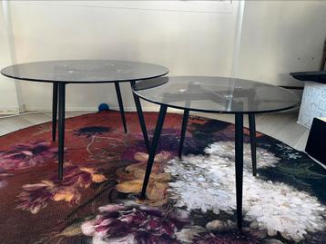 Twee ronde glazen bijzettafeltjes beschikbaar voor biedingen