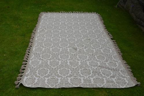woondeken/ plaid Roomwit/ beige, Bijenkorf Karoflor in Italy, Huis en Inrichting, Woonaccessoires | Plaids en Woondekens, Gebruikt