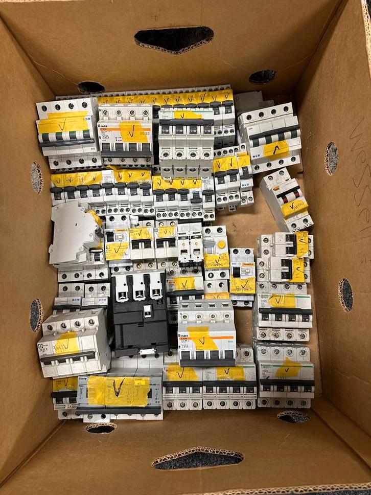 Doos vol Aardlekschakelaars WD001, Doe-het-zelf en Verbouw, Elektra en Kabels, Gebruikt, Ophalen of Verzenden