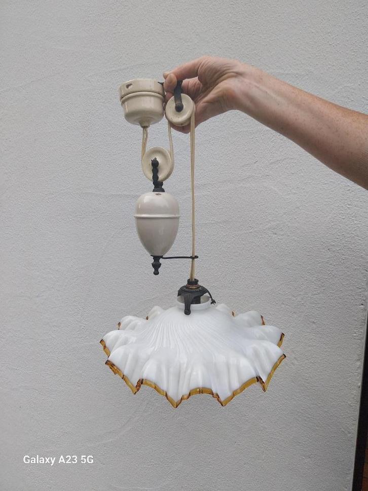 Art deco opaline hanglamp met porseleinen hangsysteem, Antiek en Kunst, Antiek | Lampen, Ophalen of Verzenden