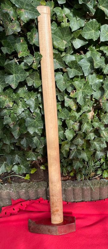 Kloofbijtel beschikbaar voor biedingen