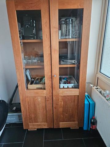 Houten kast met glazen deuren beschikbaar voor biedingen