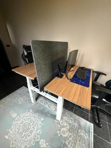 Duo zit sta bureau wit  beschikbaar voor biedingen