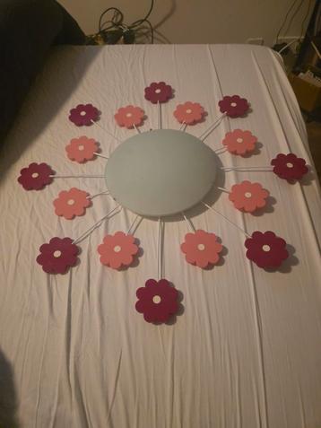 Plafondlamp met bloemetjes beschikbaar voor biedingen