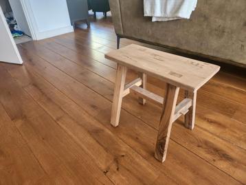 Houten Bijzettafel / Krukje beschikbaar voor biedingen