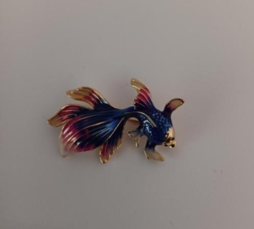 Goudkleurige broche vis blauw roze, Sieraden, Tassen en Uiterlijk, Broches, Nieuw, Overige materialen, Blauw, Verzenden