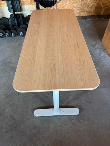 Houten bureau met wit onderstel beschikbaar voor biedingen