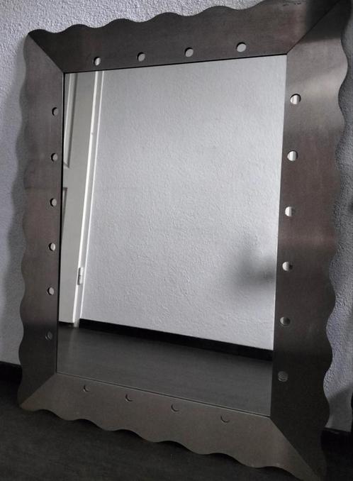 Spiegel in zilverkleurige metalen lijst, Huis en Inrichting, Woonaccessoires | Spiegels, Zo goed als nieuw, Minder dan 100 cm