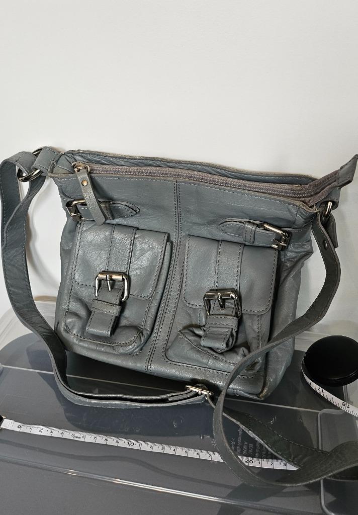 Praktische Grijze Leren Crossbody Tas / Schoudertas (V&D), Sieraden, Tassen en Uiterlijk, Tassen | Schoudertassen, Zo goed als nieuw