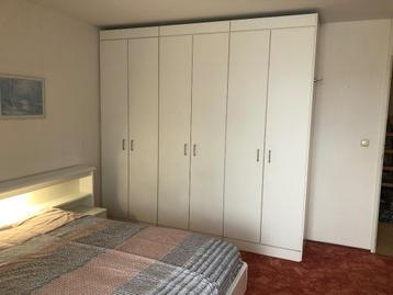 Grote linnenkast (hang/leg) en IKEA kast beschikbaar voor biedingen