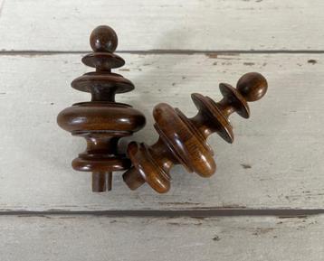 Set van twee Franse siertorentjes hout draaiwerk beschikbaar voor biedingen