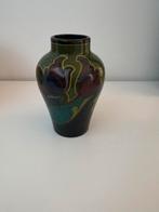 Plateelbakkerij Zuid-Holland vaas Irissen - art nouveau, Ophalen of Verzenden