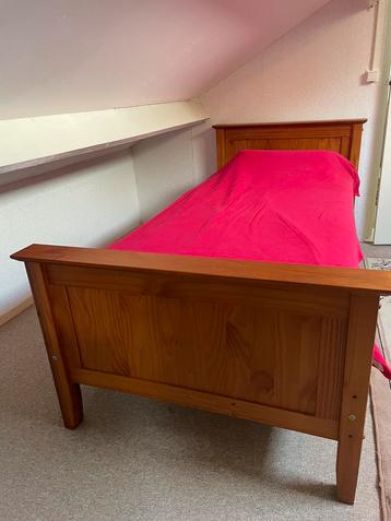 Prachtig 1-persoons bed van kersen hout beschikbaar voor biedingen