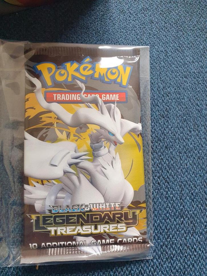 Pokemon Legendary Treasures Boosterpack - Sealed!, Hobby en Vrije tijd, Verzamelkaartspellen | Pokémon, Nieuw, Booster, Ophalen