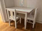 Wit houten ikea tafeltje met twee kinderstoeltjes, Kinderen en Baby's, Kinderkamer | Tafels en Stoelen, Ophalen, Gebruikt, Tafel(s) en Stoel(en)