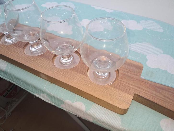 Houten serveerplank met glazen, Huis en Inrichting, Woonaccessoires | Dienbladen, Gebruikt, Hout, Rechthoekig, Ophalen of Verzenden