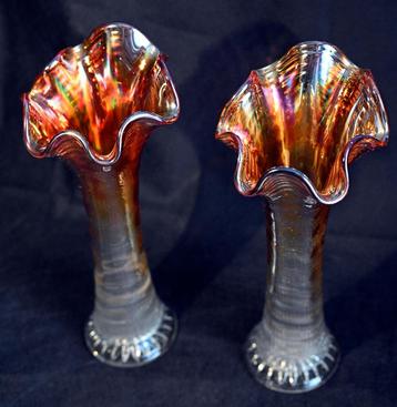 Twee Marigold vazen van iriserend glas
