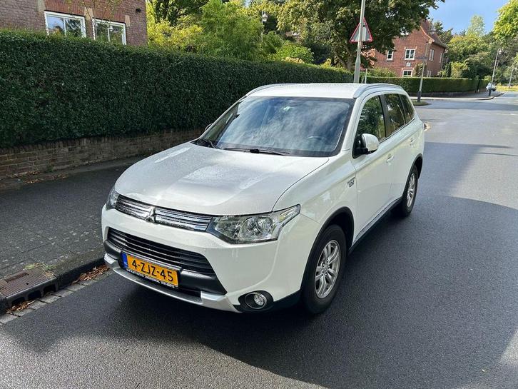 Mitsubishi Outlander PHEV Business 4WD 2015, ca. 159.000 km, Auto's, Mitsubishi, Particulier, Outlander, 4x4, Achteruitrijcamera