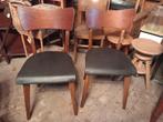 2 vintage houten stoelen met zwarte skai lederen zitting, Ophalen, Zo goed als nieuw, Zwart, Twee