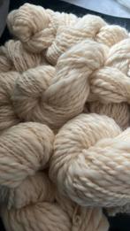 Gesponnen wol, merino crème kleurig 1200 gram, Hobby en Vrije tijd, Breien en Haken, Ophalen of Verzenden, Zo goed als nieuw, Breien of Haken