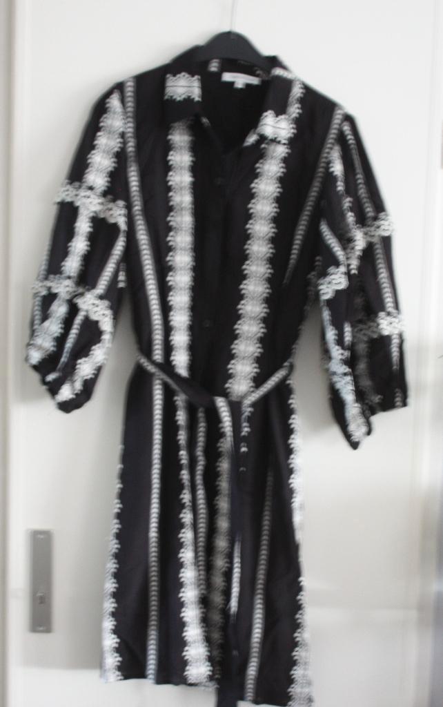 zwart witte jurk met knopen maat 42, Kleding | Dames, Jurken, Gedragen, Maat 42/44 (L), Zwart, Onder de knie, Ophalen of Verzenden