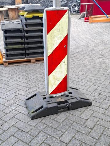 Geleidebakken incl. voet – 12 stuks – Apeldoorn Noord beschikbaar voor biedingen