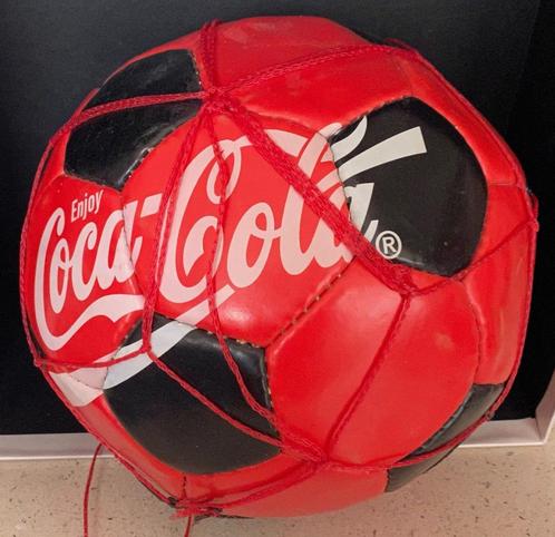 coca cola voetbal rood zwart wit leder.jpeg, Verzamelen, Merken en Reclamevoorwerpen, Verzenden