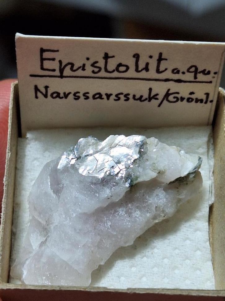 EPISTOLIET (=TL) OP USSINGIET! (=UV), Verzamelen, Mineralen en Fossielen, Mineraal, Ophalen of Verzenden