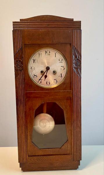 Oude antieke wandklok met slinger beschikbaar voor biedingen