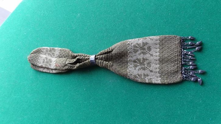 Antieke stoffen beurs met stalen pegels Azië 19e eeuw, Antiek en Kunst, Antiek | Overige Antiek, Ophalen of Verzenden