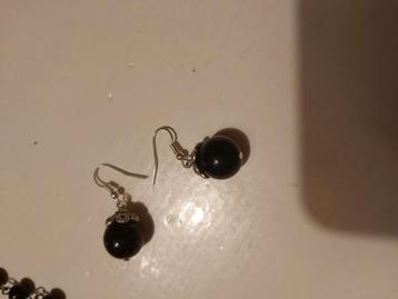 zwart-zilverkleurige, lange ketting,  beschikbaar voor biedingen