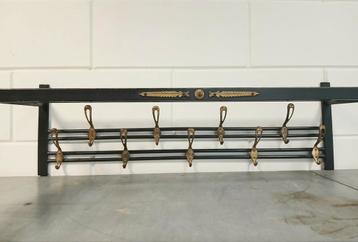 Vintage Wandkapstok met Messing Haken beschikbaar voor biedingen