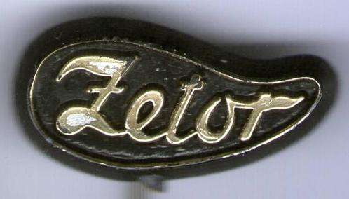 ZETOR zwart plastic tractor speldje ( E_196 ), Verzamelen, Speldjes, Pins en Buttons, Nieuw, Speldje of Pin, Transport, Verzenden