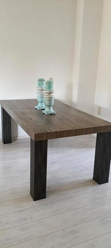 Eettafel van leenbakker beschikbaar voor biedingen